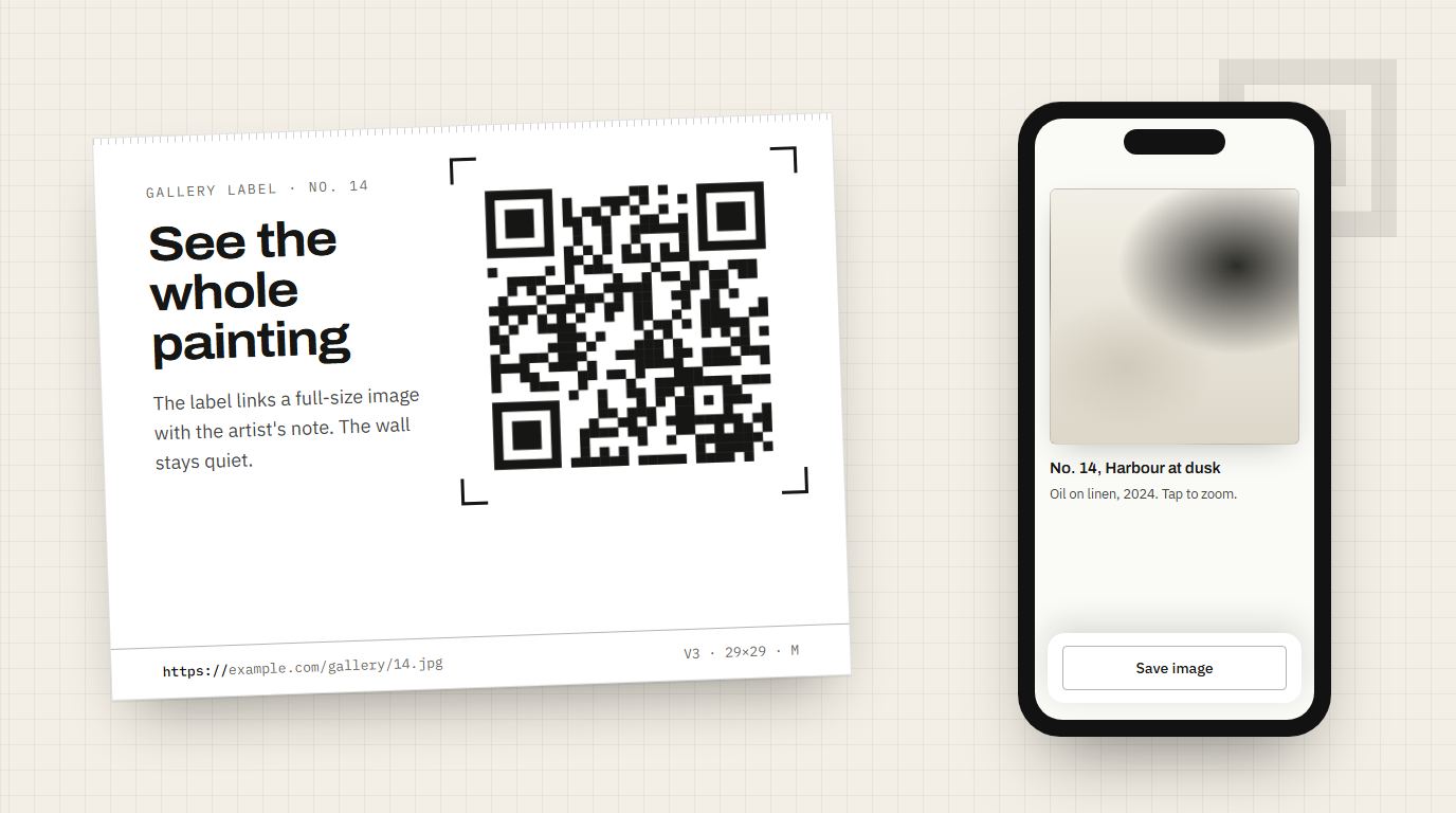 Ein Wandschild in einer Galerie mit Bild-QR-Code neben einem Smartphone, das ein Gemälde mit dem Titel „No. 14, Harbour at dusk“ samt Bildunterschrift und dem Button „Bild sichern“ zeigt